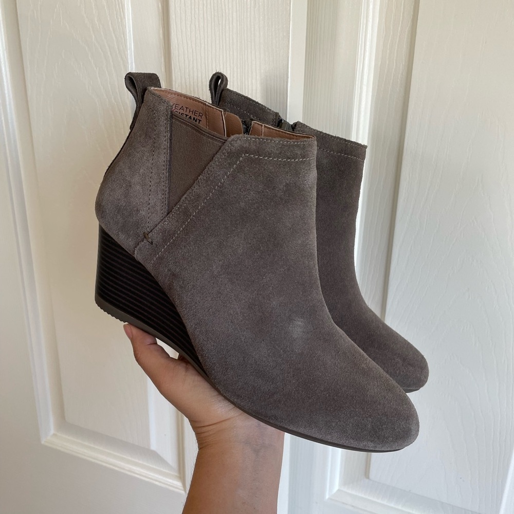 Vionic Paloma Weather Resistant Suede Leather Wedge Taupe Ankle Boots Sz 7.5